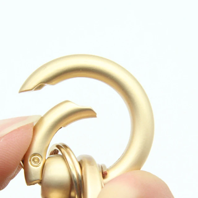 럭셔리와 실용성을 겸비한 키 체인으로 귀중품을 안전하게 지키고 스타일에 세련된 터치를 더하세요.