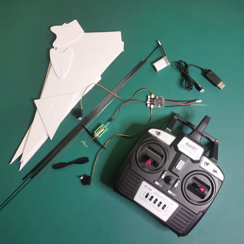 Détail du servo et du moteur du kit avion RC KT Board complet, prêts à être montés.