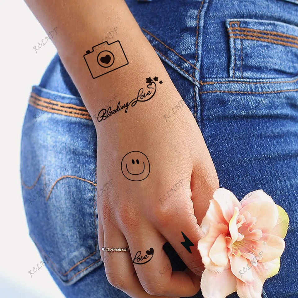 Tatouage De Contour De Note De Musique Fond Musical Avec Coeur. Coeur