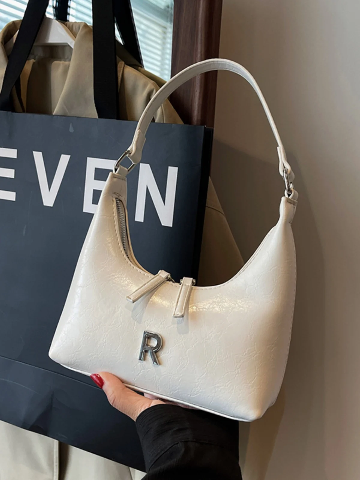 

Niche design bag 2023 new women's bag summer popular one-shoulder armpit bag hand bag