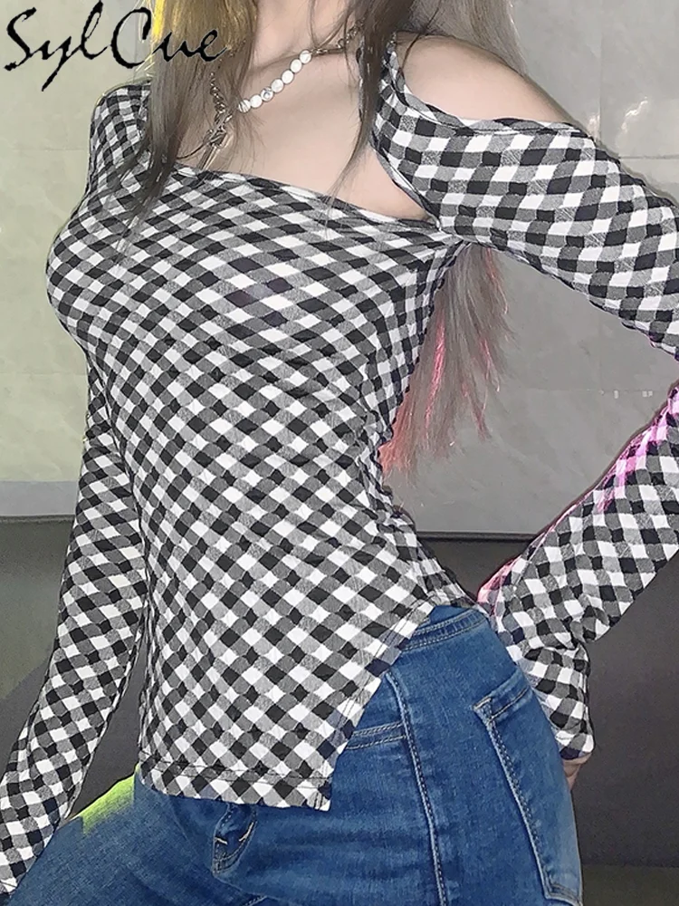 Фото Женская футболка в клетку с длинным рукавом и вырезами на плечах | одежда
