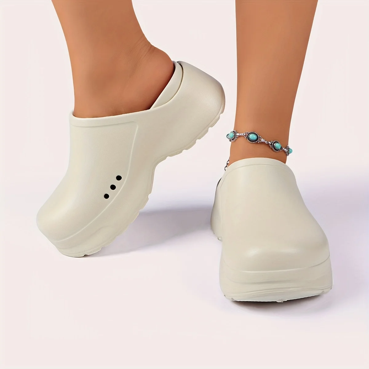 قباقيب البغال النسائية ذات اللون الصلب المغلقة عند أصابع القدم، فتحات جانبية قابلة للتنفس، نعل سميك من مادة EVA