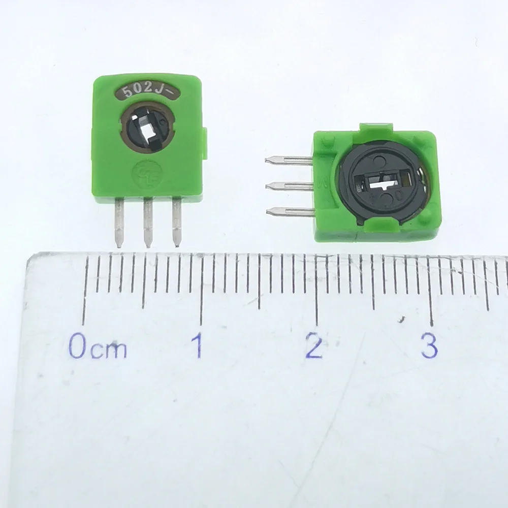 Vue de dessus d'un potentiomètre rotatif B502J 5KΩ, marquage B502J visible sur le boîtier.