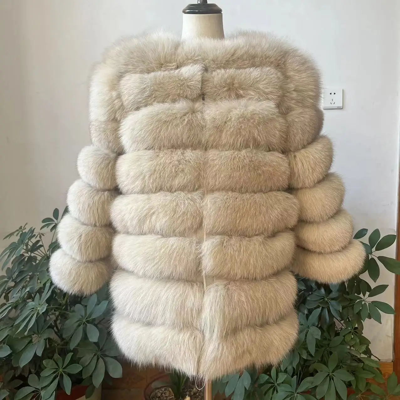 Рисунок 4 - Женское длинное пальто из натурального Лисьего меха