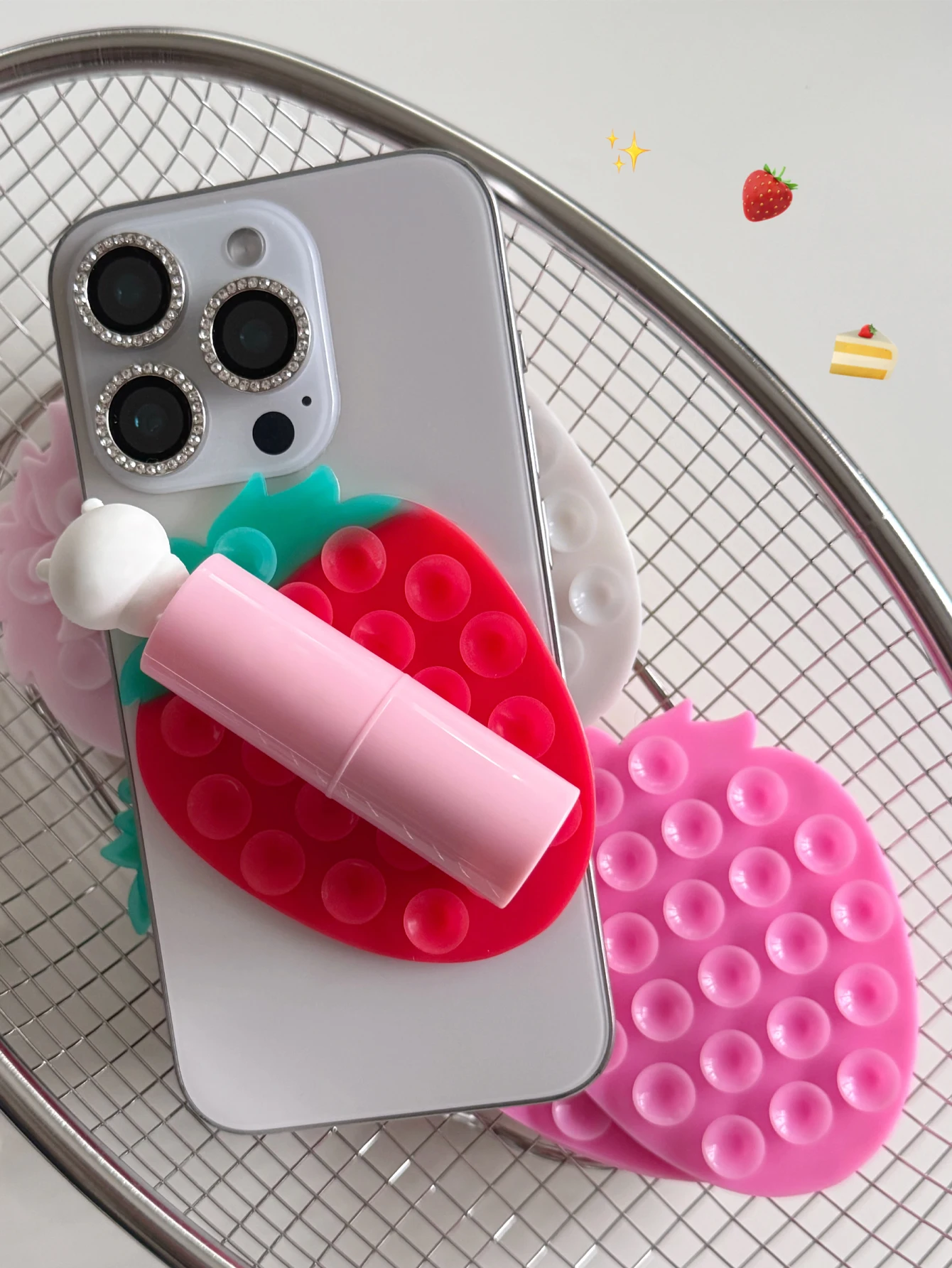 1 simpatico adesivo per telefono a forma di fragola, a doppia faccia, da 23 pezzi, ispessito e antiscivolo, power bank, adesivo per la parte posteriore della custodia del telefono, ventosa in silicone - specifico per selfie e riprese video, forte presa, adatto alla maggior parte dei telefoni - supporto in silicone resistente con superficie liscia e adesiva, adatto per attaccare al vetro dell'auto, per l'uso sotto la doccia, strumento ideale per la registrazione video e la fotografia, accessorio per telefono, ottima idea regalo per ragazze! - immagine 5