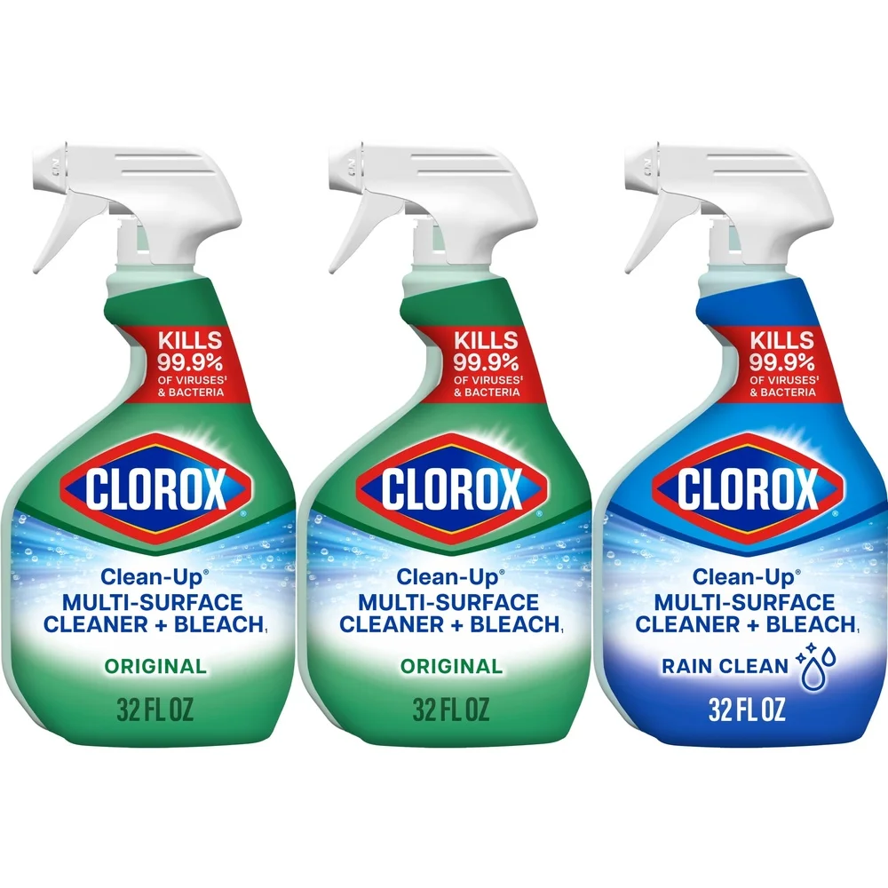 Flacons de désinfectant mains Clorox vus de côté, étiquettes détaillant les surfaces nettoyables.