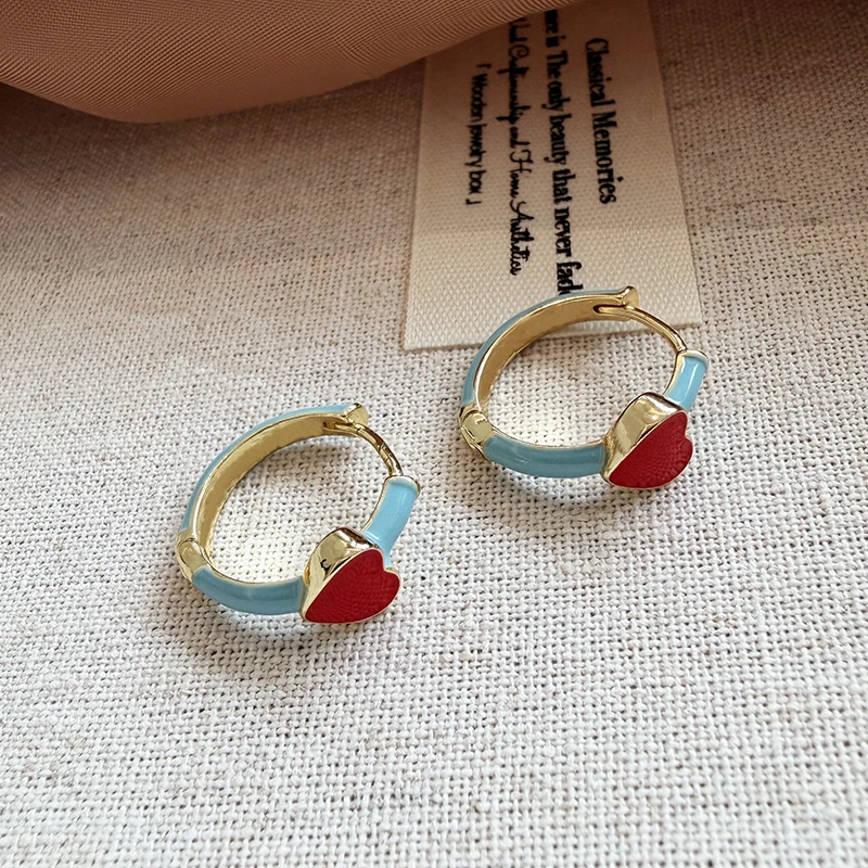Rot-blaue, kontrastierende, herzförmige Emaille-Ohrringe, süße Accessoires zum Valentinstag, trendiger Schmuck für Damen-Ohrclips – Detail 6