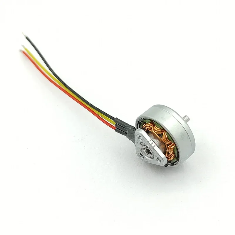 Gros plan sur le moteur 1103 15000KV avec les câbles de soudure, idéal pour applications RC.