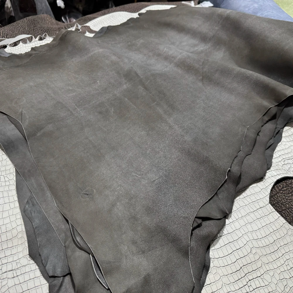 이탈리아 프로스트 양 스웨이드, 시트 당 3-4ft, 두께 0.7-0.9mm