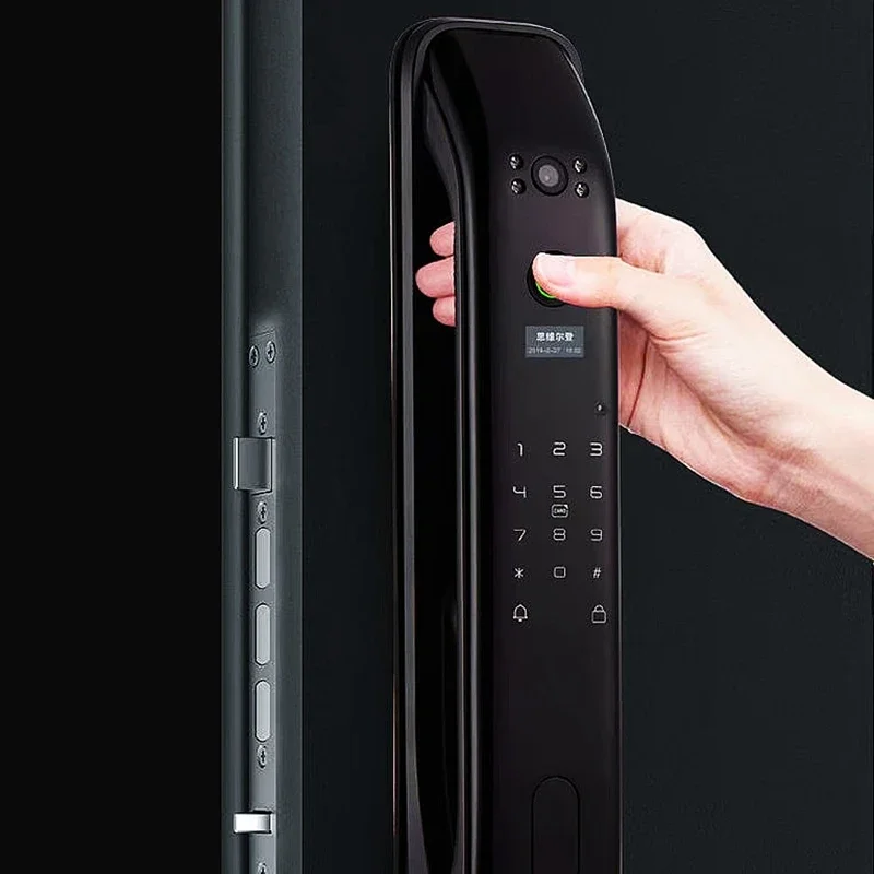 Serrure intelligente noire avec capteur d'empreinte digitale installée sur une porte
