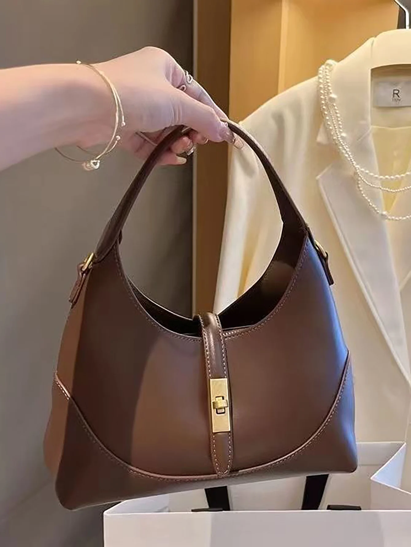 حقيبة زلابية مصممة خصيصًا بألوان متباينة، وهي حقيب...