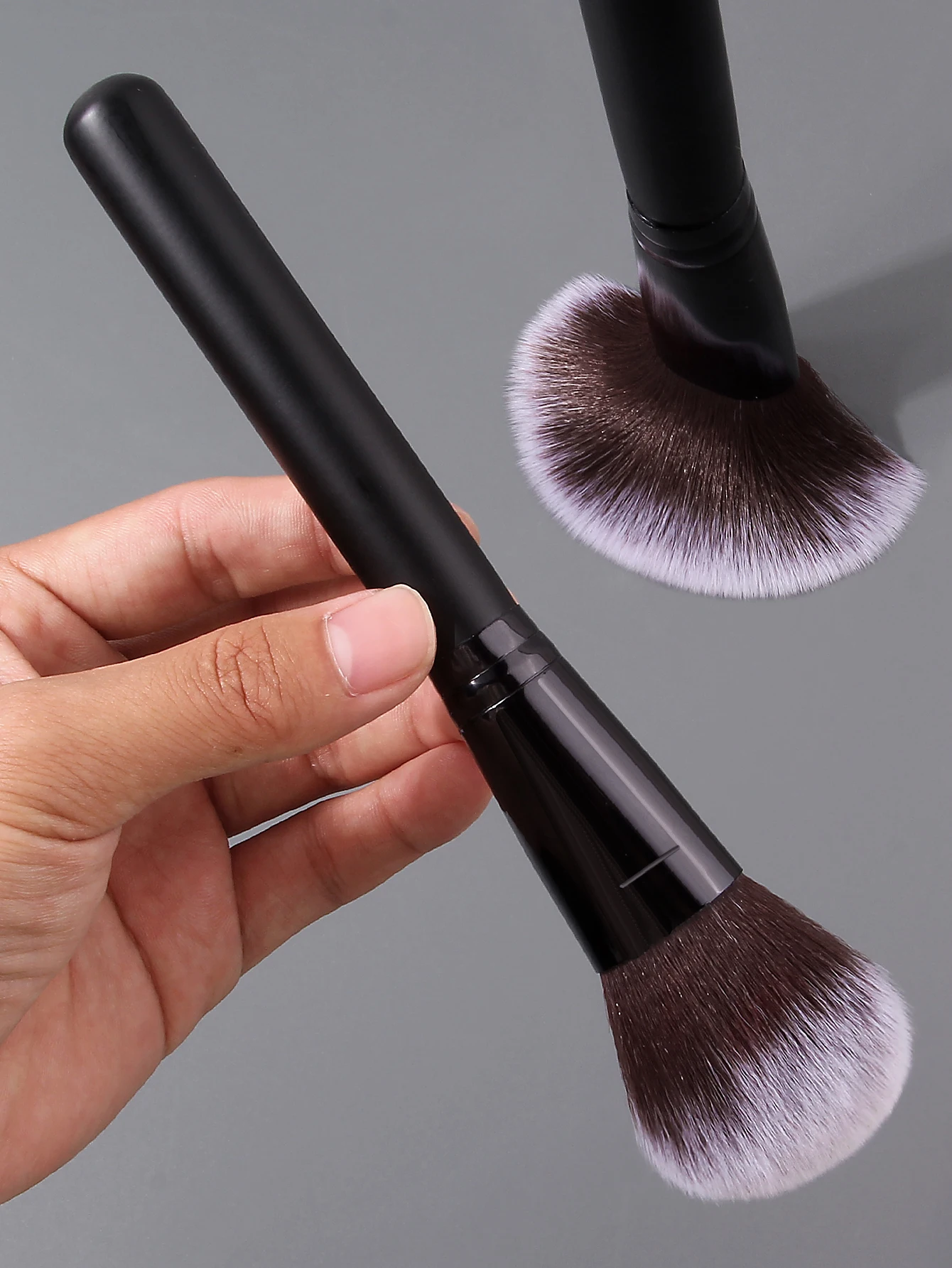 1 piece of high-end black wood-handled soft facial loose powder blush makeup brush, a professional beauty tool 3
