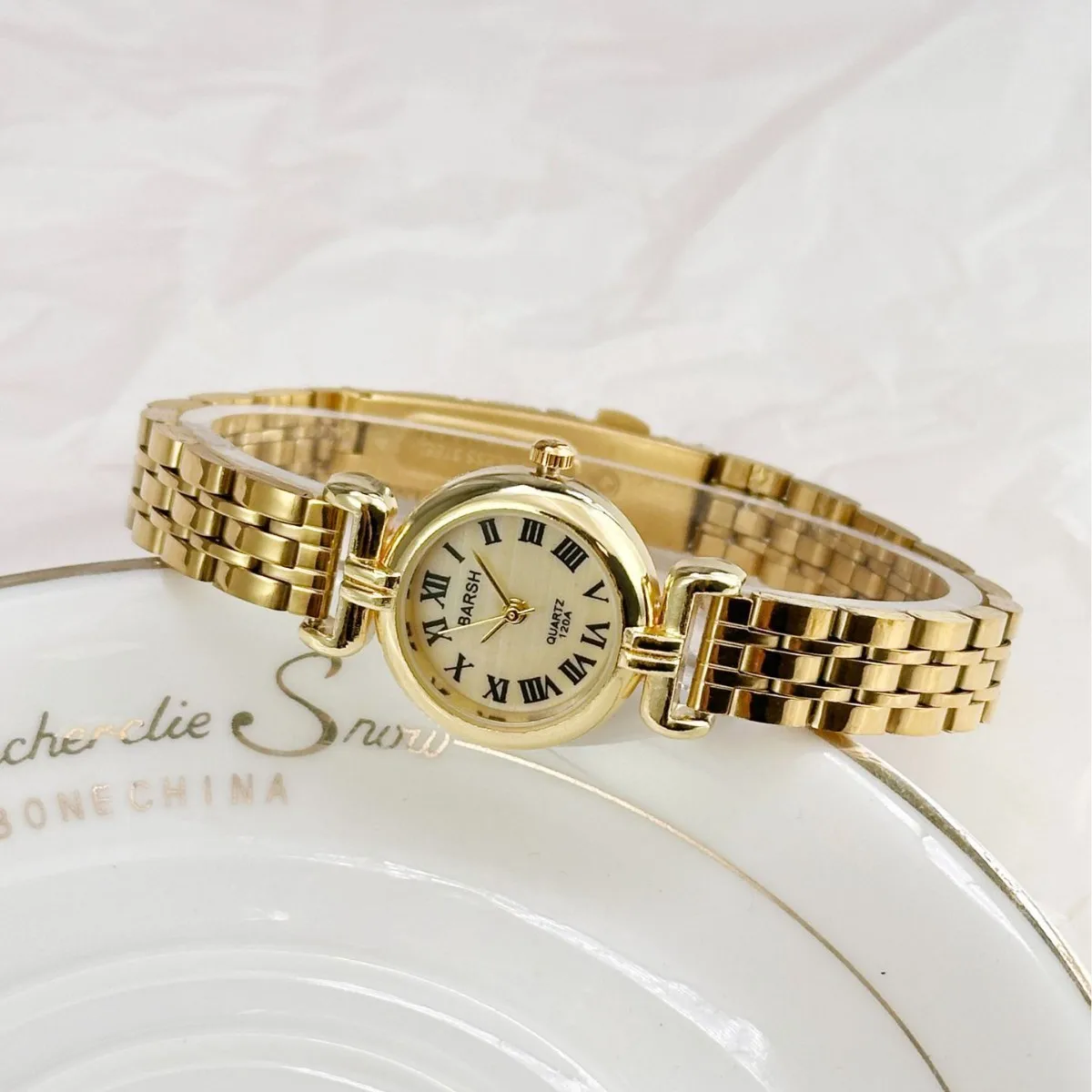 Elegant Women's Gold Steel Strap Quartz Watch - Luxury Fashion Timepiece