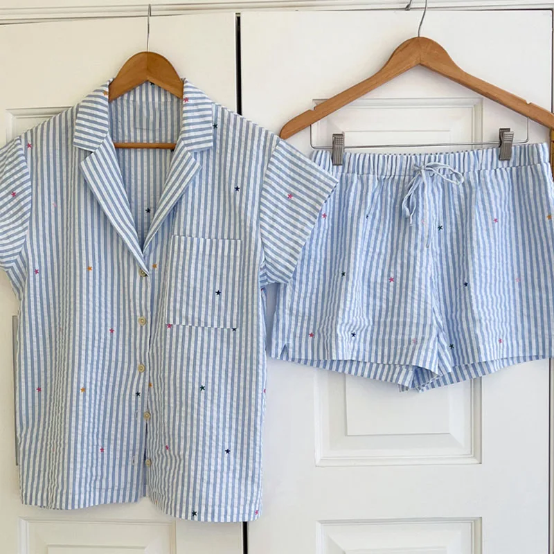 Conjunto de 2 piezas con estampado de estrellas y corazones kawaii, ropa de estar por casa, blusa de manga corta a rayas con botones, camiseta y pantalones cortos, pijamas coreanos para mujer