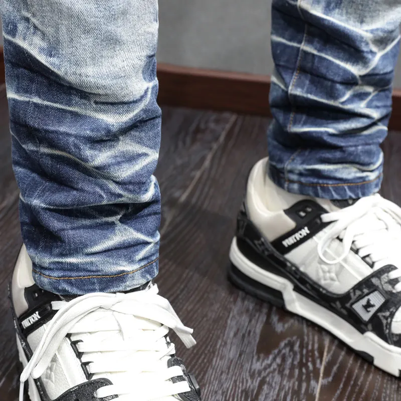 Street Fashion Men's Jeans Retro Light Blue Elastic Slim Fit Split Jeans Men's Blue Leather Panel Designer Hip Hop Brand Patch P