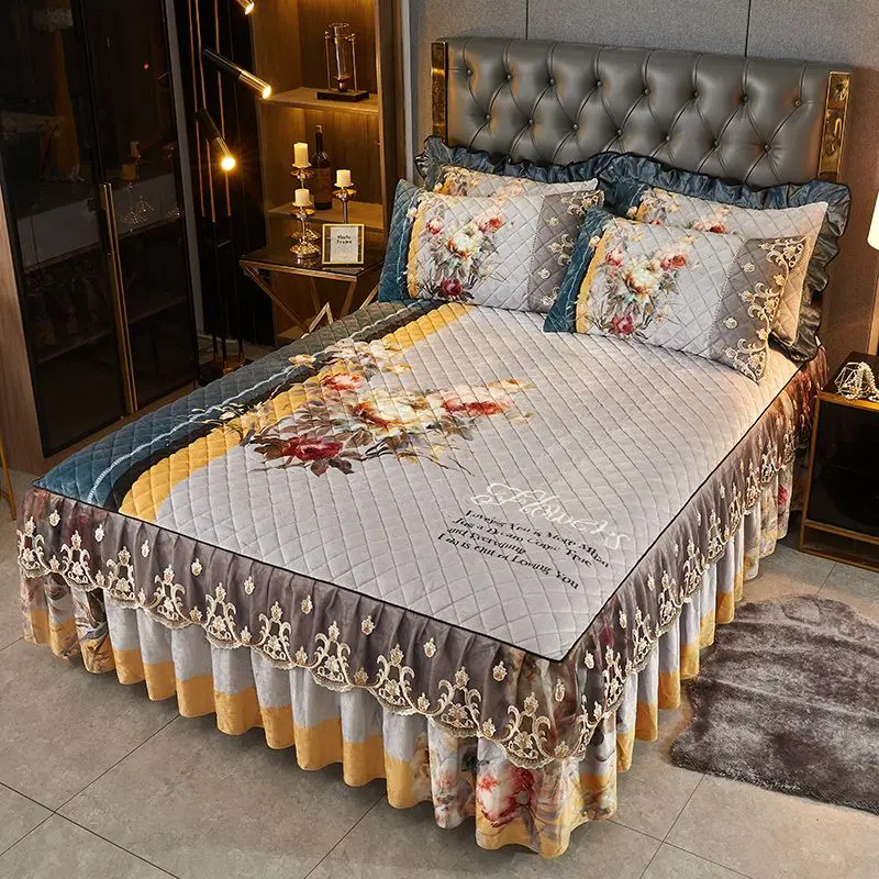 Luxury Bed Skirtstyle Queen Size Bedspread on The Bed Thick Quilted