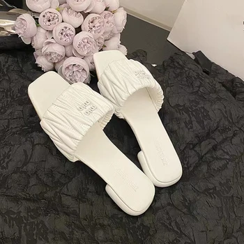 شبشب نسائي بمقدمة مربعة وكعب عريض وزينة معدنية — صورة 3