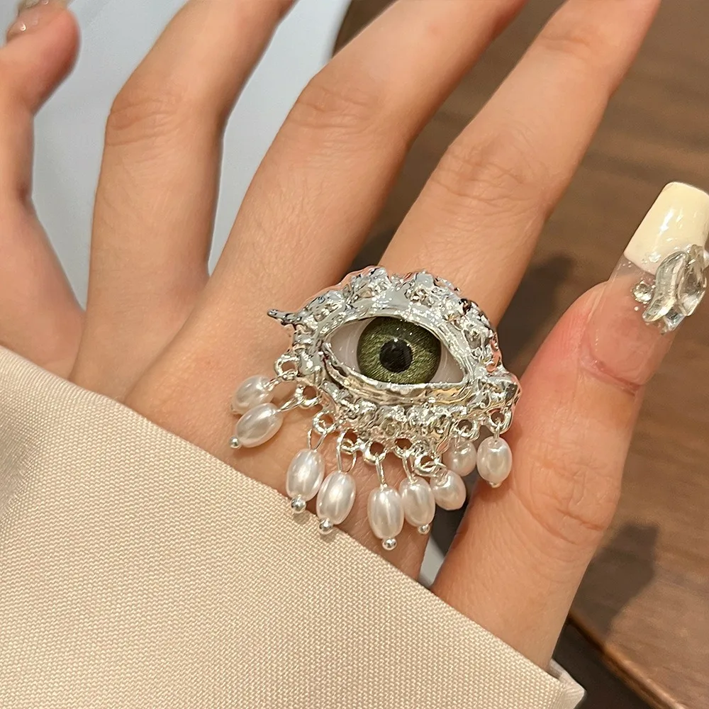 Anillo ojo de diablo con borlas y esmalte