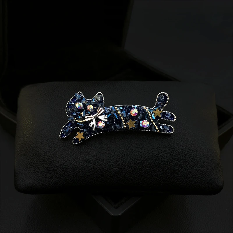 1895 Cute Blue Cat Brooch Exquisite High-End Retro Crystal Kitten Corsage Clothes Accessories Women's Suit Neckline Pin Jewelry