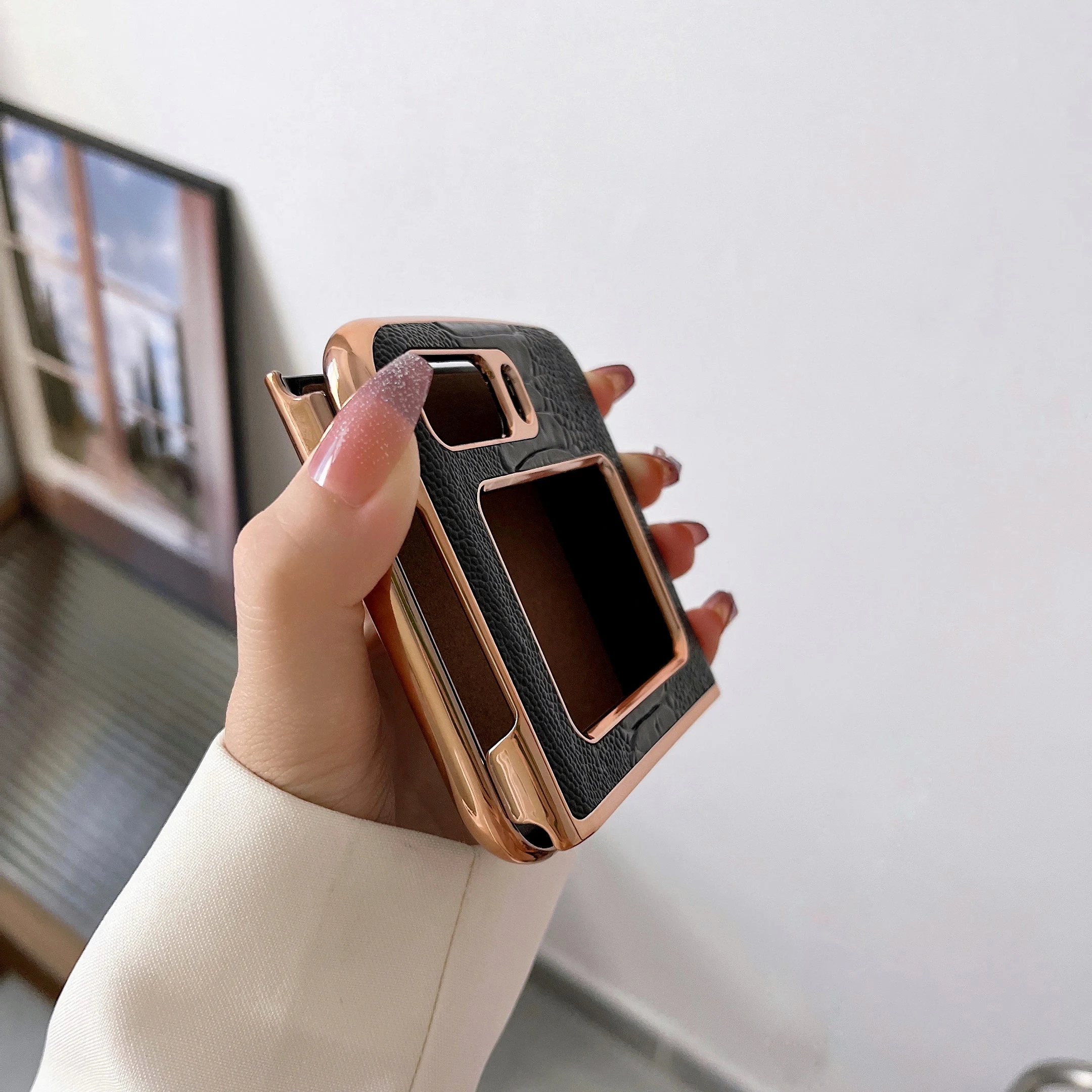 Retro Genuine Cowhide Leather Phone Case for MOTOROLA MOTO RAZR 2022 Vintage Classic Ostrich Foot Texture Glossy Armor Cover