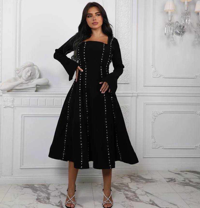 

Платье для выпускного вечера до середины икры, с квадратным вырезом и бусинами