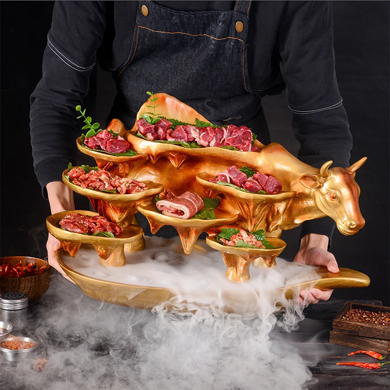 

Internet celebrity creative hot pot dinner plate smokes, golden cow-shaped shape, dry ice tableware, roast meat, plate tray