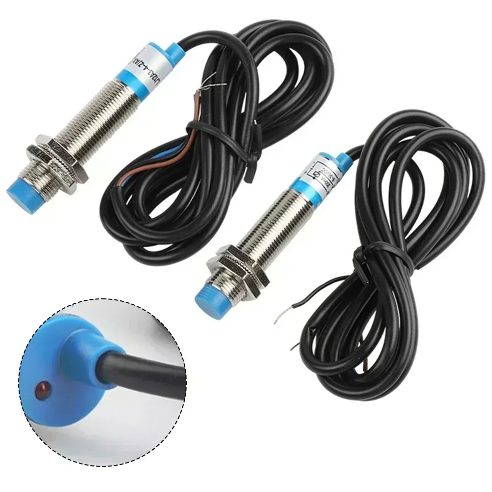 2개의 LJ12A34ZBY 근접 센서 스위치는 PLC 및 마이크로컨트롤러 시스템에 사용하기 위한 4mm 감지 거리를 갖추고 있습니다.