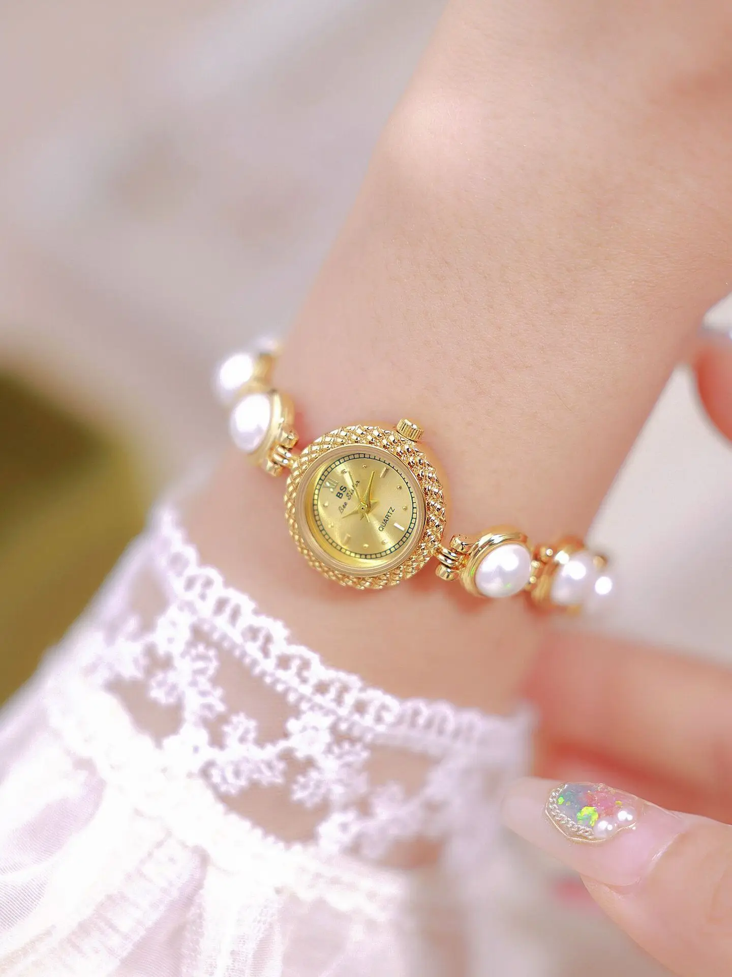 Reloj de pulsera para mujer estilo medieval con perlas_voghion.com
