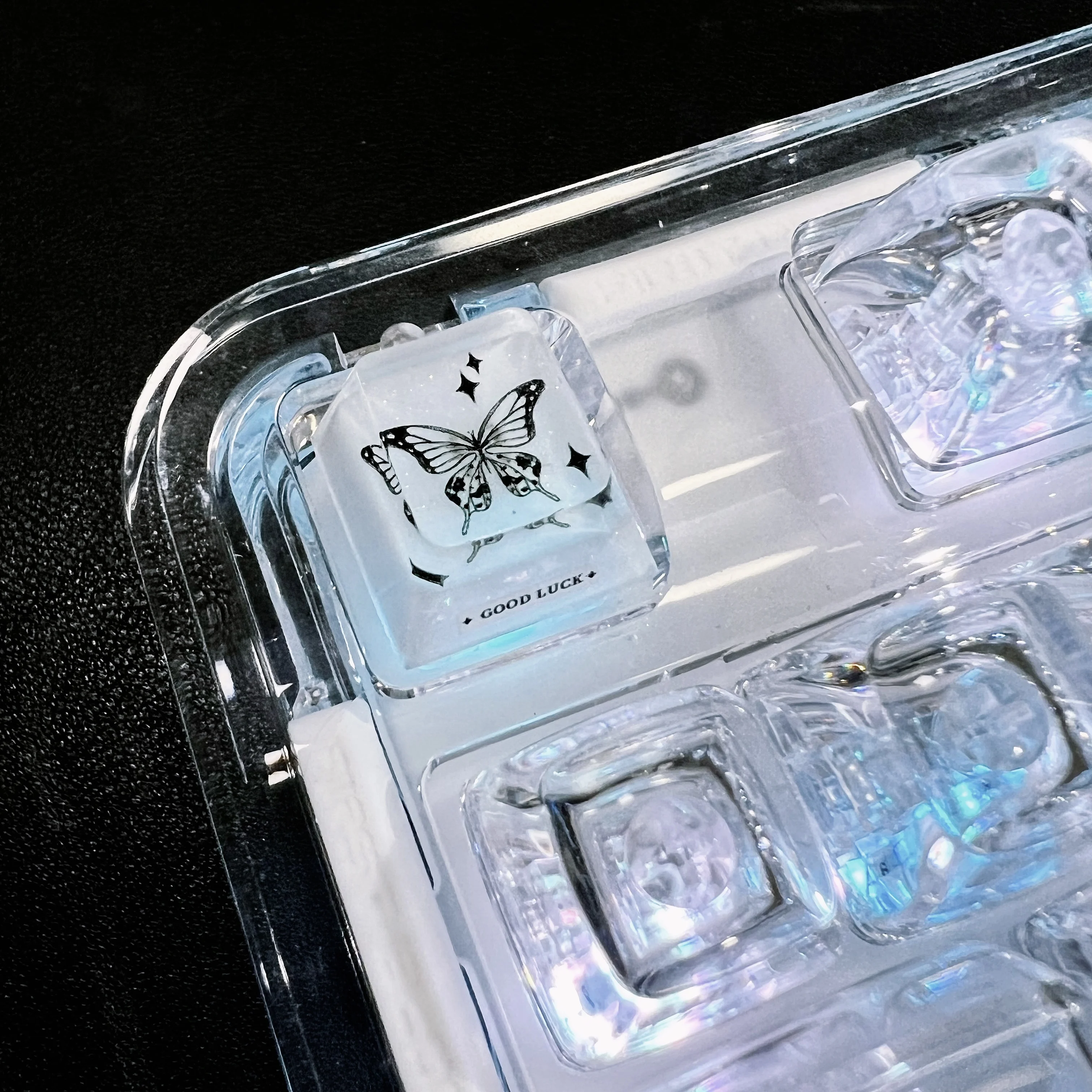 

1 piece Black/White Butterfly Keycaps Personalized Resin Handmade ESC Mechanical Keyboard Caps