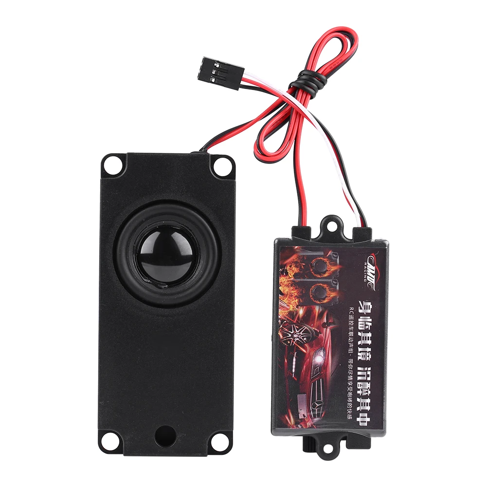 Simulateur sonore moteur RC 1/10 installé dans le châssis d'une voiture télécommandée.