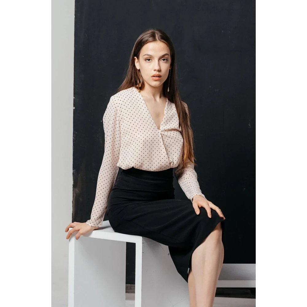 Офисная блузка на запах в горошек бежевая |