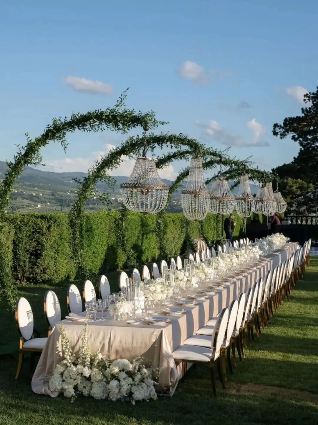 Description Picture 5 of item2pcs Outdoor Wedding Backdrop Decoration Luxury Chandelier Iron Stand 7.9ft Gold Stage Guide Decoration Event Props Flower Frame