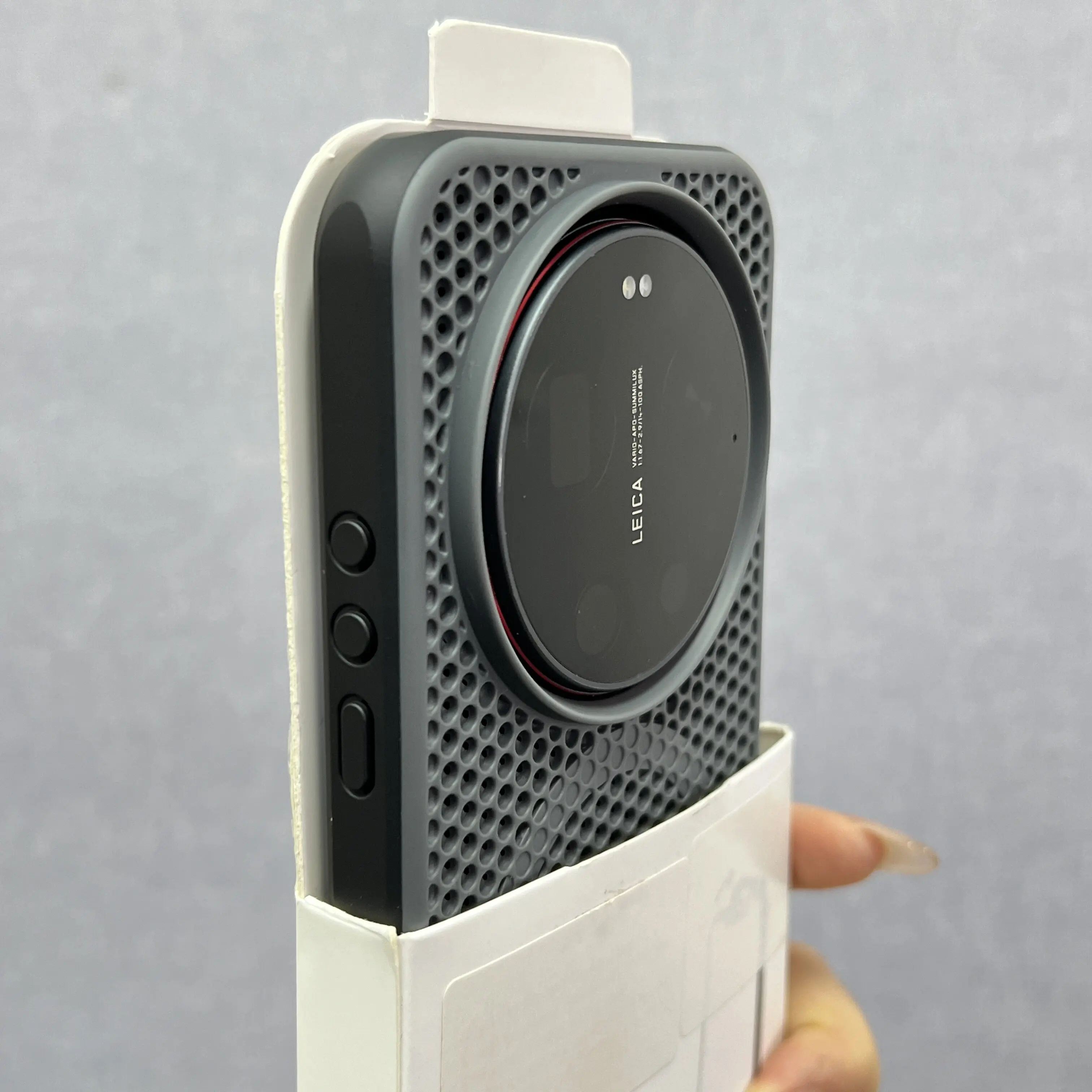 Luxury Heat Dissipation Magnetic Wireless Charging Case with Stand
