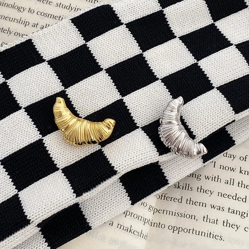 Fashion Croissant Brooches Metal Accessories Gold Silver Plated Light Luxury Korean Style Unisex Jewelry Gifts