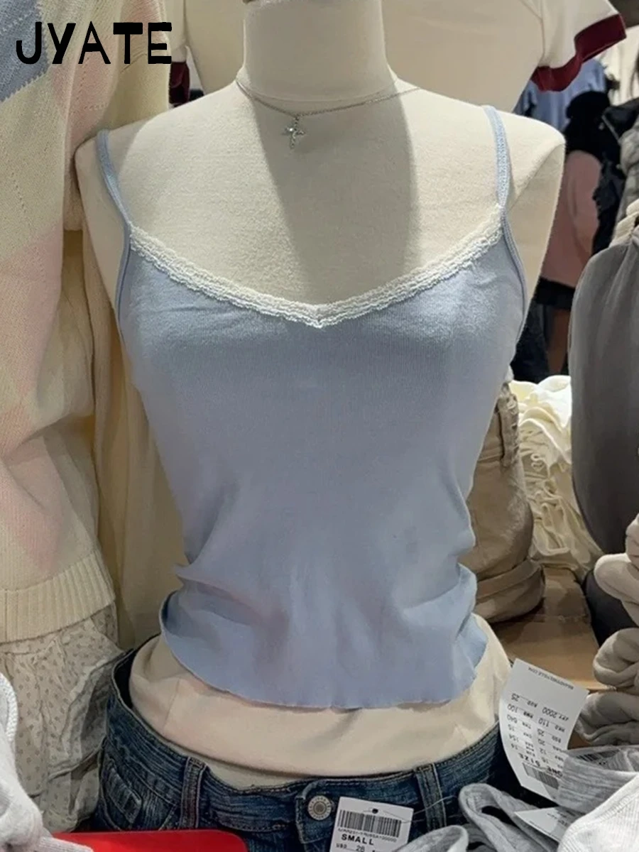 

Женская хлопковая майка с кружевной отделкой и V-образным вырезом