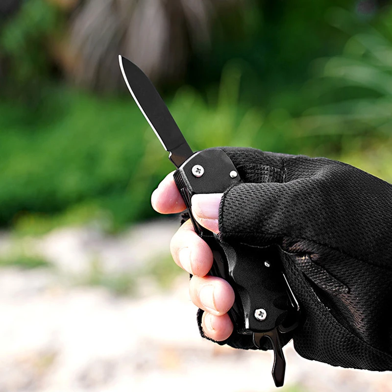 Kišeninis peilis su išskleistais įrankiais