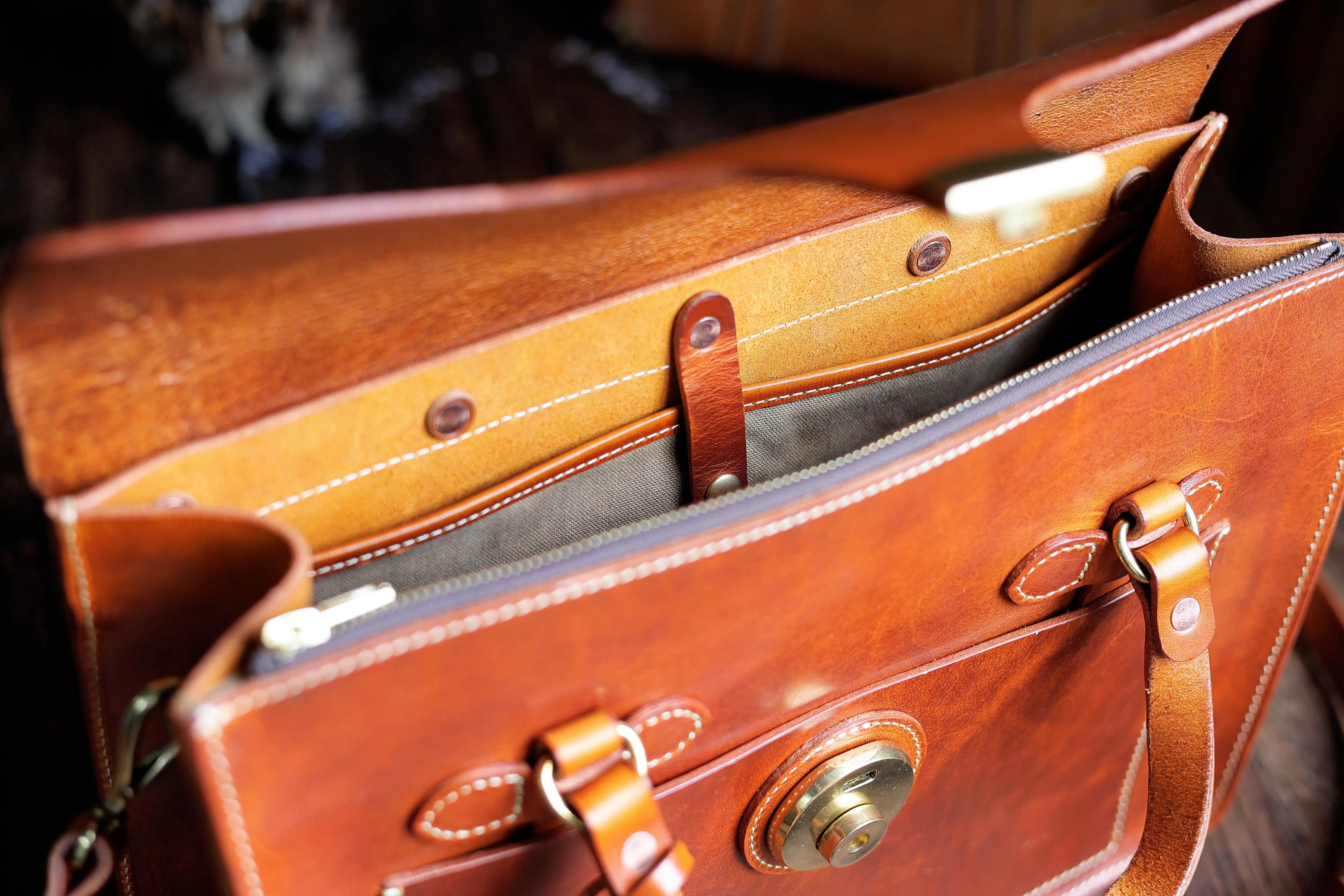 Hochwertige Herren-Aktentasche aus erstklassigem Rindsleder, Business-Vintage-Handtasche aus echtem Leder, Damen-Laptoptasche, Messenger-Tasche. – Detail 16