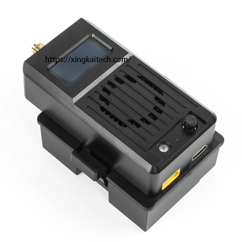 Émetteur-récepteur radio UHF en main, démonstration de sa taille compacte et de sa prise en main