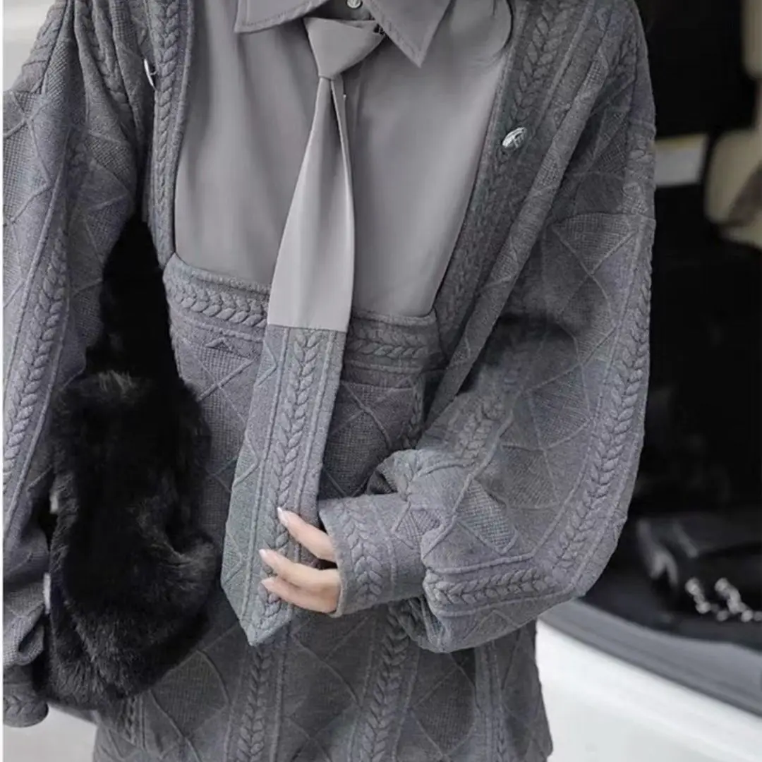 

ZCSMLL Autumn 2022 New European style High sense niche design loose casual splicing tie sweater women's pullover