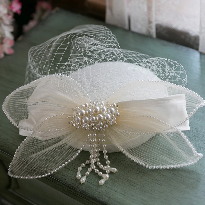 Vintage White Fascinator Hat Hair Clip Pearl Bow Veil Hat Bride Headdress Cocktail Wedding Cashmere Headwear For Women simple black bridal veils with comb two layers short ribbon edge wedding shoulder veil soft tulle women costume accessories 2024