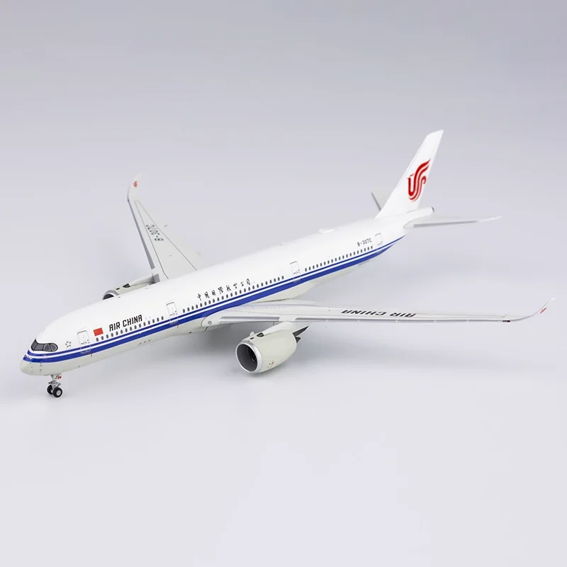 

Модель пассажирского самолета из сплава и пластика в масштабе 1:400