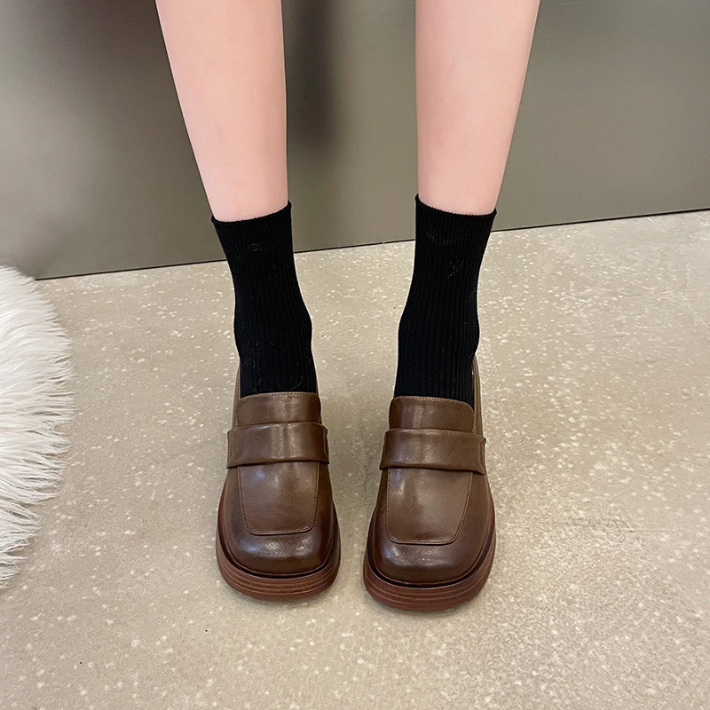 

Женские туфли на каблуке в британском стиле, новинка 2023, повседневные лоферы на толстой подошве в студенческом стиле, модная черная кожаная обувь для девочек