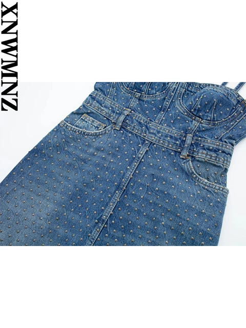 레트로 감성을 품은 XNWMNZ 스터드 데님 뷔스티에 드레스