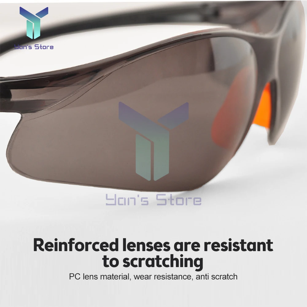 Lunettes anti-lumière bleue pour écran portées par une personne souriante, alliant style et protection visuelle au quotidien.