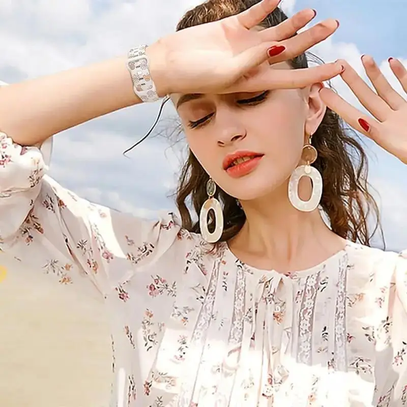 รูปสินค้า สายรัดแกะสลักดอกไม้สีสวยสำหรับ Apple Watch