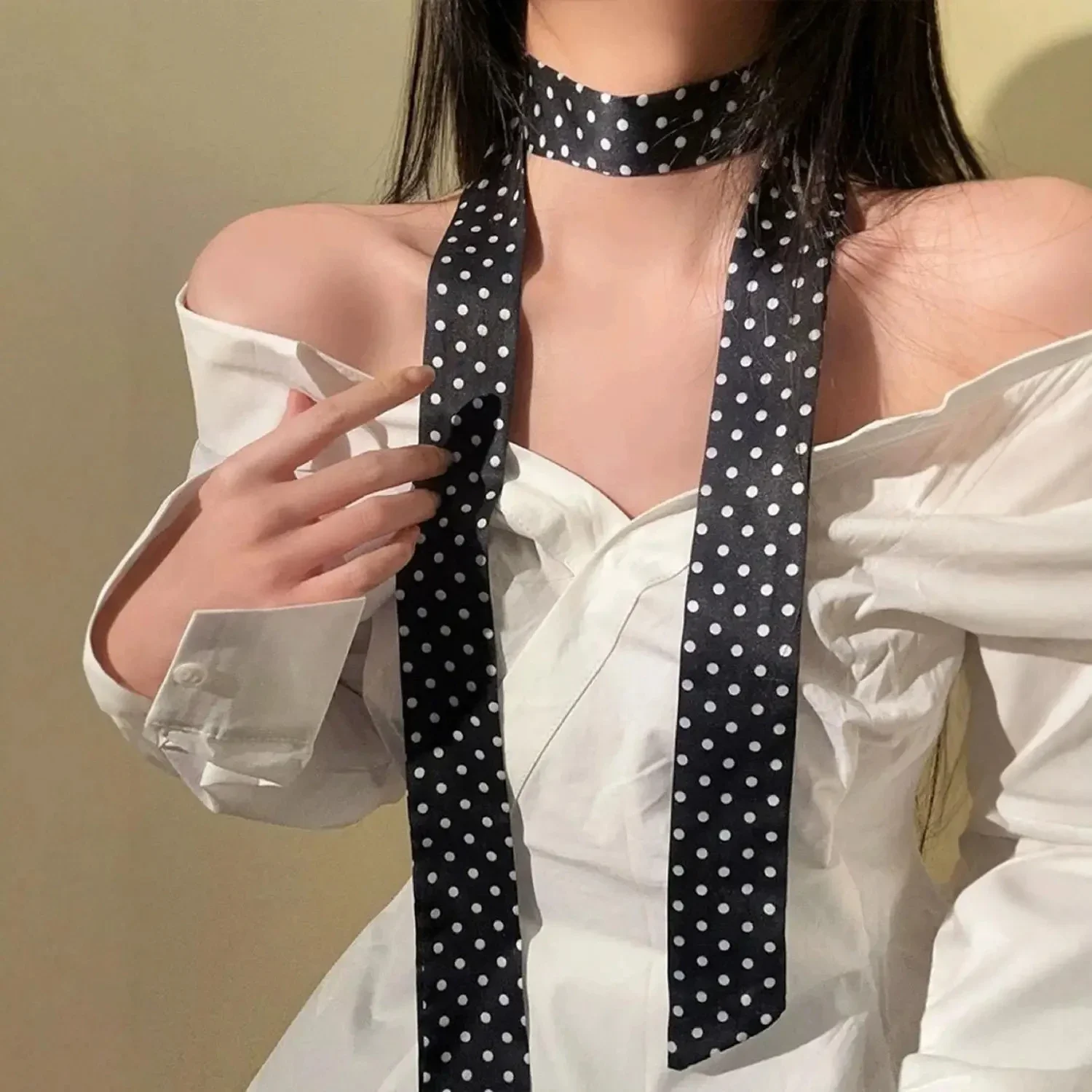 puntíkovaný pásek na krk ve stylu choker s elegantním outfitem