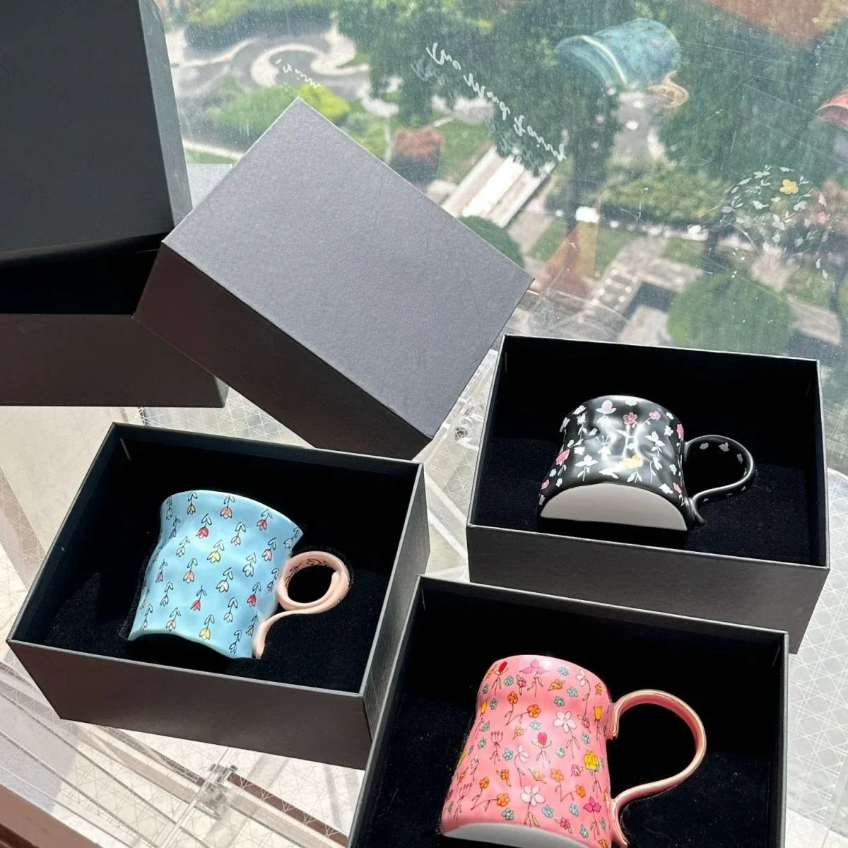 

High quality handmade porcelain cups in three colors can be chosen as a gift for your best friend and friends