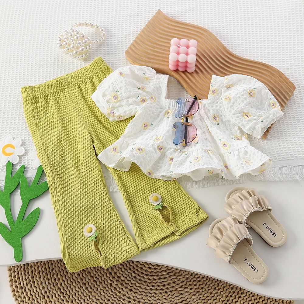 

Милые комплекты одежды для девочек, летняя футболка с квадратным вырезом и рукавами-фонариками и цветочным принтом для девочек + расклешенные брюки с разрезом, комплект детской одежды из 2 предметов