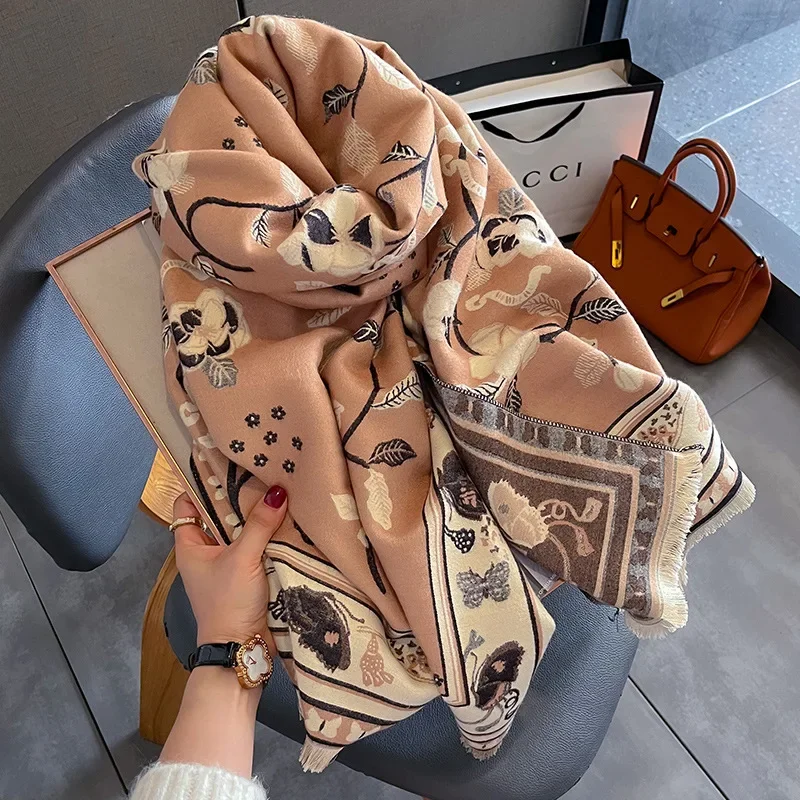 Рисунок 2 - Женская длинная шаль-бабочка с цветами