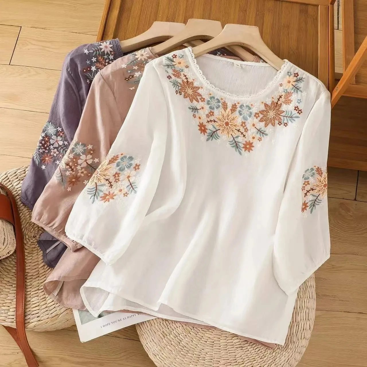 Damen Bluse aus Baumwolle und Leinen mit Blumenstickerei, Dreiviertelärmel, Rundhals, locker geschnittenes Freizeit-T-Shirt, Sommer/Frühling 2026, Modische Oberteile